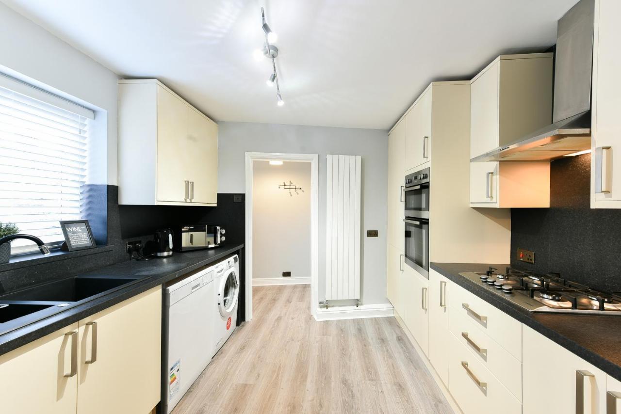 4 Bedroom, 2 Bathroom House - Free Parking Понтефракт Екстер'єр фото