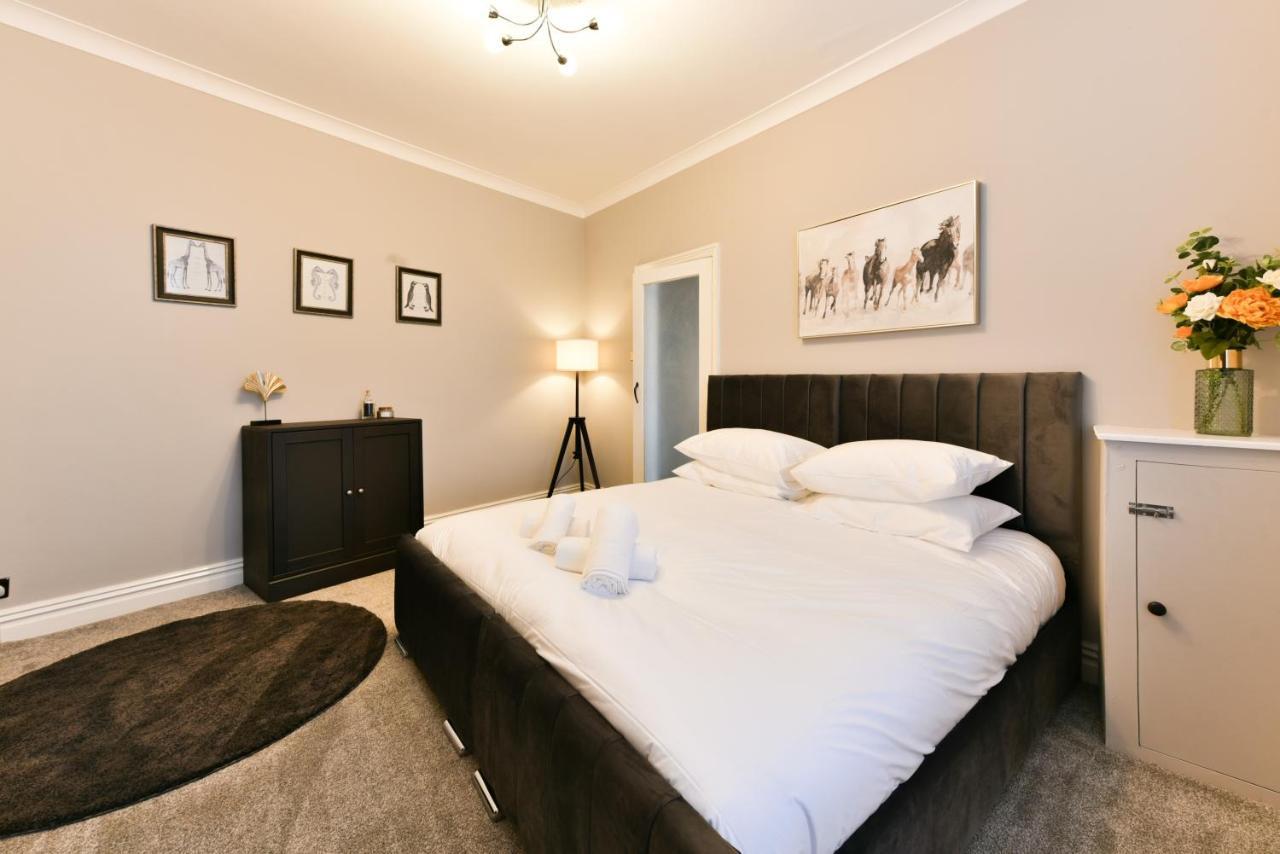 4 Bedroom, 2 Bathroom House - Free Parking Понтефракт Екстер'єр фото