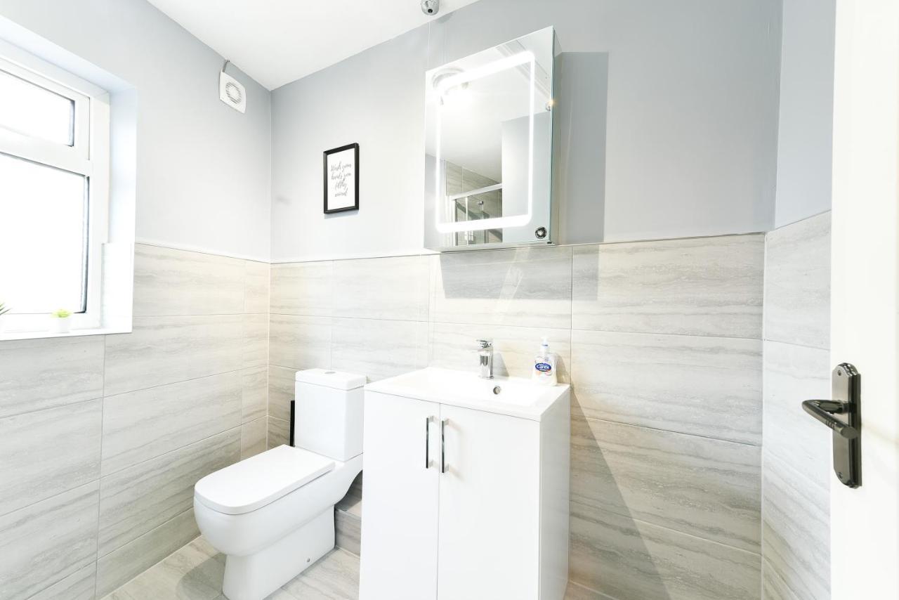 4 Bedroom, 2 Bathroom House - Free Parking Понтефракт Екстер'єр фото